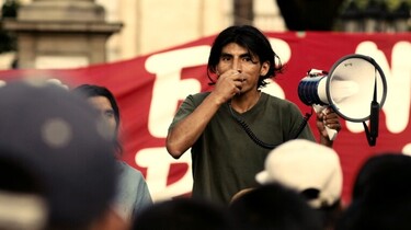 Szenenbild: ein Idigener am Megafon auf einer Demonstration