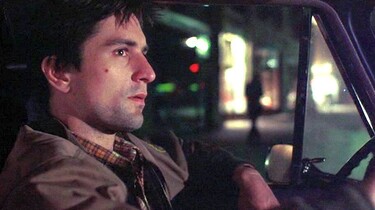 Szenenbild: Robert de Niro als Bickle am Steuer seines Taxis