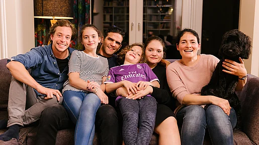 Filmstill Der Judentum-Check, Checker Tobi sitzt mit der Familie aus dem Film auf einem Sofa