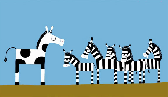 Filmstill Zebra, ein Zebra mit schwarzen großen Punkten wird von gestreiften Zebras angeschaut