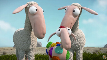 Filmstill Lambs, zwei Elternschafe gucken sich an dazwischen steht ihr Kind mit buntem Fell
