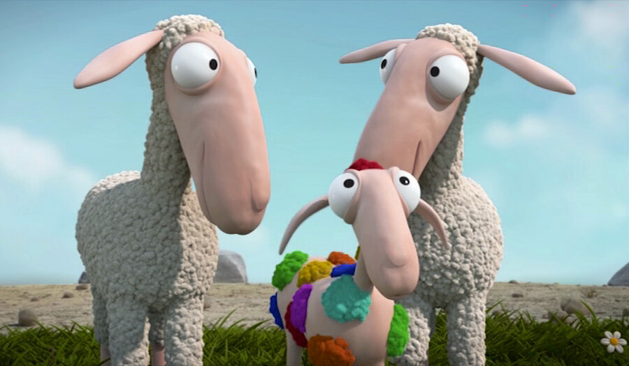 Filmstill Lambs, zwei Elternschafe gucken sich an dazwischen steht ihr Kind mit buntem Fell