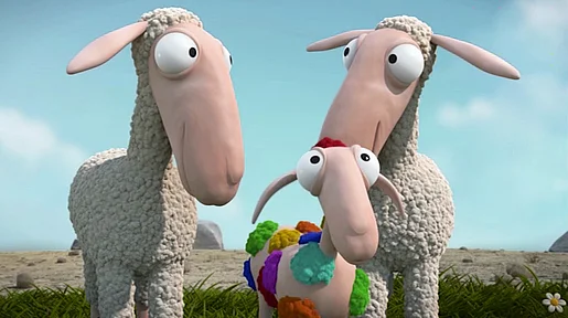 Filmstill Lambs, zwei Elternschafe gucken sich an dazwischen steht ihr Kind mit buntem Fell