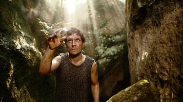 Szenenbild: Frederick Lau als Munk in einer geheimnisvoll strahlenden Höhle