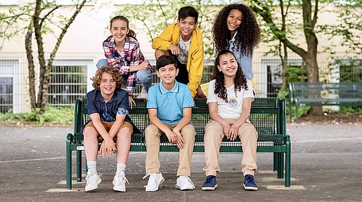 Foto Jugendliche auf einer Bank