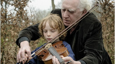 Szenenbild: Finn und Luuk beim Geige spielen