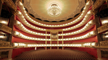 Szenenbild: Der Zuschauerraum der Bayerischen Staatsoper von der Bühne aus gesehen