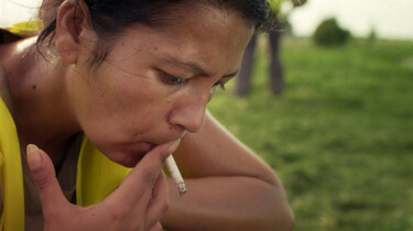 Szenenbild: Junge beim Rauchen auf einer Wiese