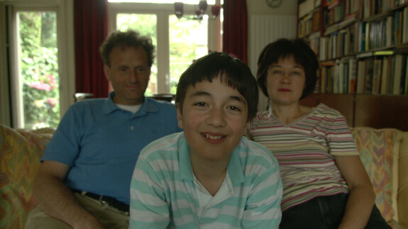 Foto David mit Familie auf dem Sofa