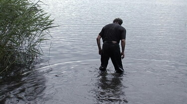 Szenenbild: Ein Mann steht im See