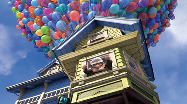 Szenenbild:  Carl Fredericksen schaut aus dem Fenster seines Hauses, das von vielen Luftballons getragen wird
