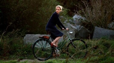 Szenenbild: Barbara auf einem Fahrrad