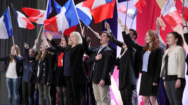 Szenenbild: Menschen mit Frankreich Flaggen auf einer Bühne