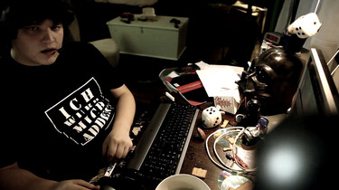 Szenenbild: Computer-Nerd Sam an seinem PC