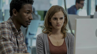 Szenenbild: Mae (Emma Watson) mit einem Arbeitskollegen am Computer