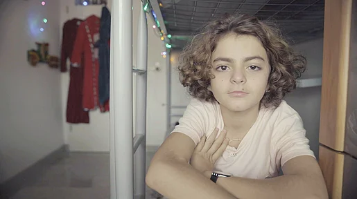 Filmstill "Dancing Abdullah", Abdullah imHochbett