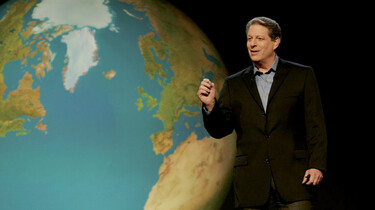 Szenenbild: Al Gore vor einer großen Abbildung der Erde
