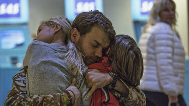 Szenenbild: Kommandant Claus Pedersen schließt am Flughafen seine beiden Kinder in die Arme