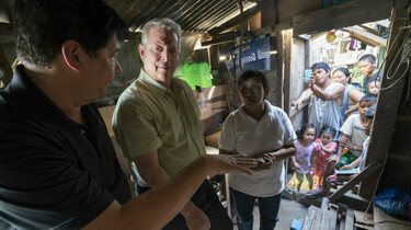 Szenenbild: Al Gore diskutiert in einer südostasiatischen Hütte