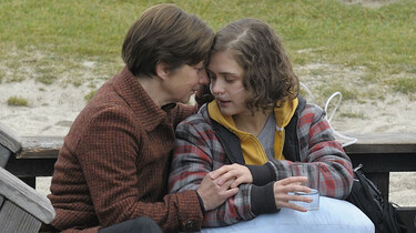 Szenenbild: Lea mit ihrer Mutter im intensiven Gespräch auf einer Parkbank