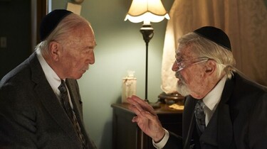Szenenbild: Zwei alte Männer mit Kippa im Gespräch