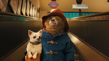 Szenenbild: Paddington fährt mit der Rolltreppe in die Londoner U-Bahn