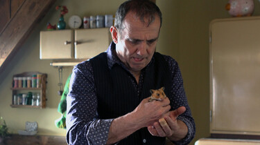 Szenenbild: Der Entführer mit dem Hamster in der Hand