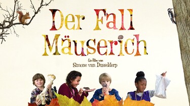 Filmposter "Der Fall Mäuserich", unten ist eine große Eule und darüber vier Kinder die auf bunten Herbstblättern schweben