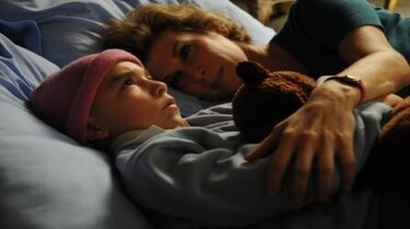 Szenenbild: Oskar liegt mit einer Dame im Bett