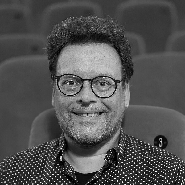 Hauke Reich, Vision Kino, (c) Tristan Vostry Porträt Hauke Reich in Kinosessel sitzend