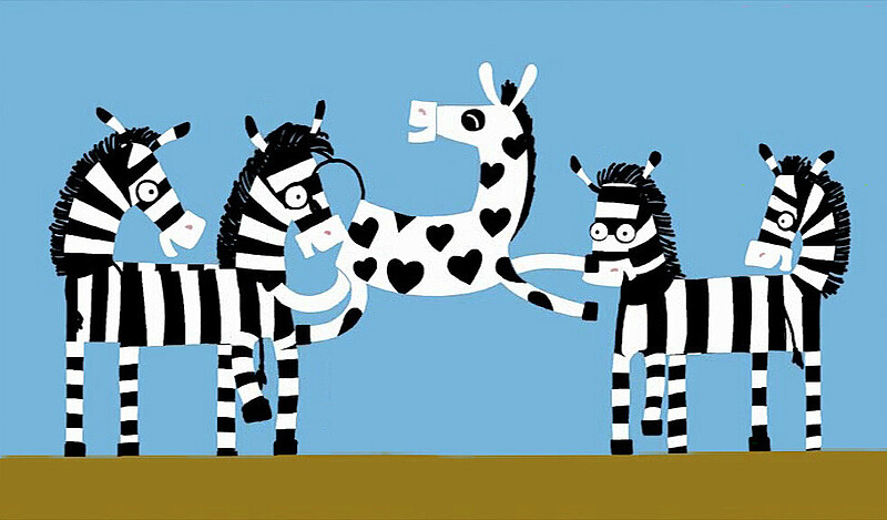 Filmstill Zebra, ein Zebra mit schwarzen Herzen hüpft, um es herum stehen vier gestreifte Zebras