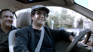 Szenenbild: Regisseur Jafar Panahi am Steuer seines Taxis
