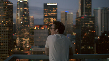 Szenenbild: Theodore schaut vom Balkon