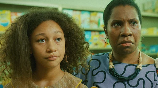 Filmposter Chicken, Mutter und Tochter stehen hinter einer Supermarktkasse