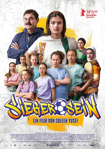 Filmposter zu "Sieger sein", unten ist der Schriftzug mit einem Fußball zwischen den Wörtern, oben ist zentral Mona und daneben ihr Lehrer "Che" und etwas kleiner ihre Mitschüler*innen