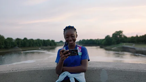 Foto Aïcha mit Handy