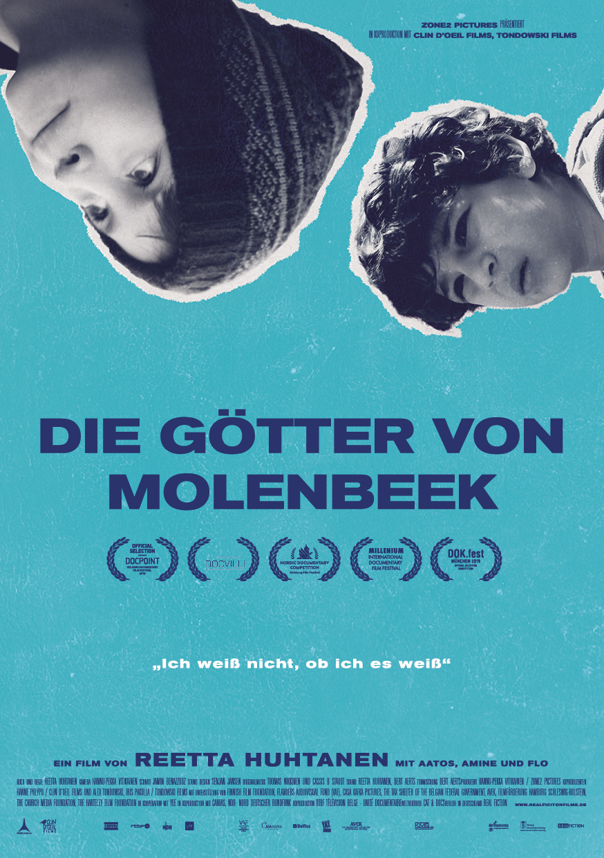 Filmposter Die Götter von Molenbeek, hellblauer Hintergrund mit oben den beiden Gesichtern der Kinder