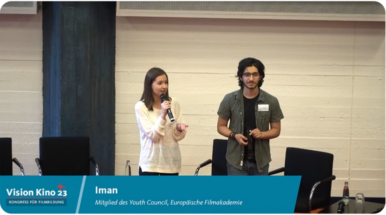 Youth Council Mitglieder Iman und Ahmad vom European Film Club der Europäischen Filmakademie sprechen auf der Bühne ins Mikrofon