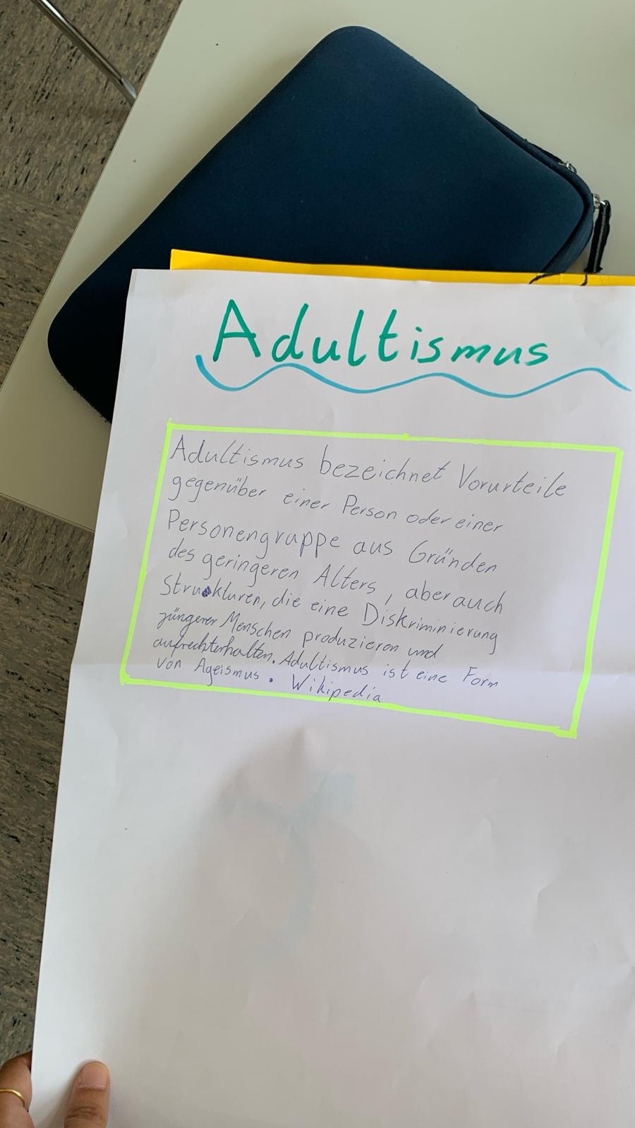 Definition von Adultismus auf Papier