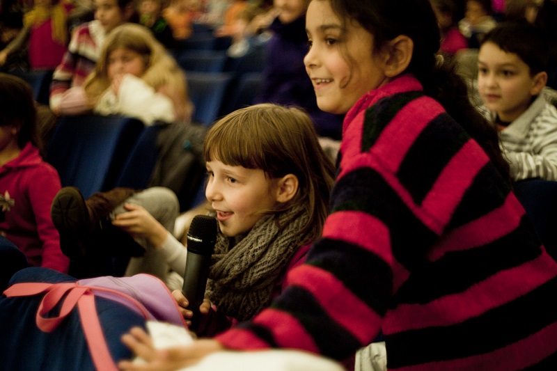 Eröffnung der SchulKinoWoche Berlin, zwei Kinder sprechen in ein Mikrofon